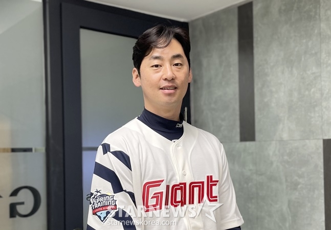 롯데 진해수가 취재진과 인터뷰 후 포즈를 취하고 있다. /사진=양정웅 기자