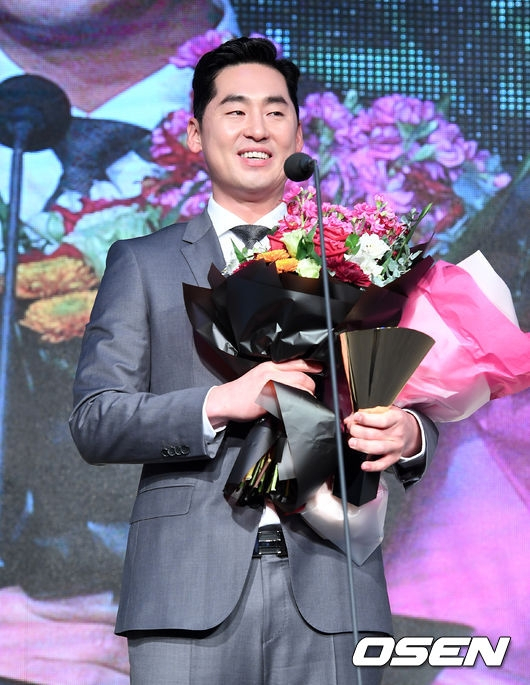 진해수가 2017 KBO 시상식에서 홀드상을 받고 소감을 밝히고 있다.