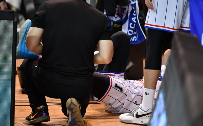KCC 이호현 21일 삼성전에서 1쿼터 도중 발목을 다친 후 쓰러져 있다. /사진=KBL