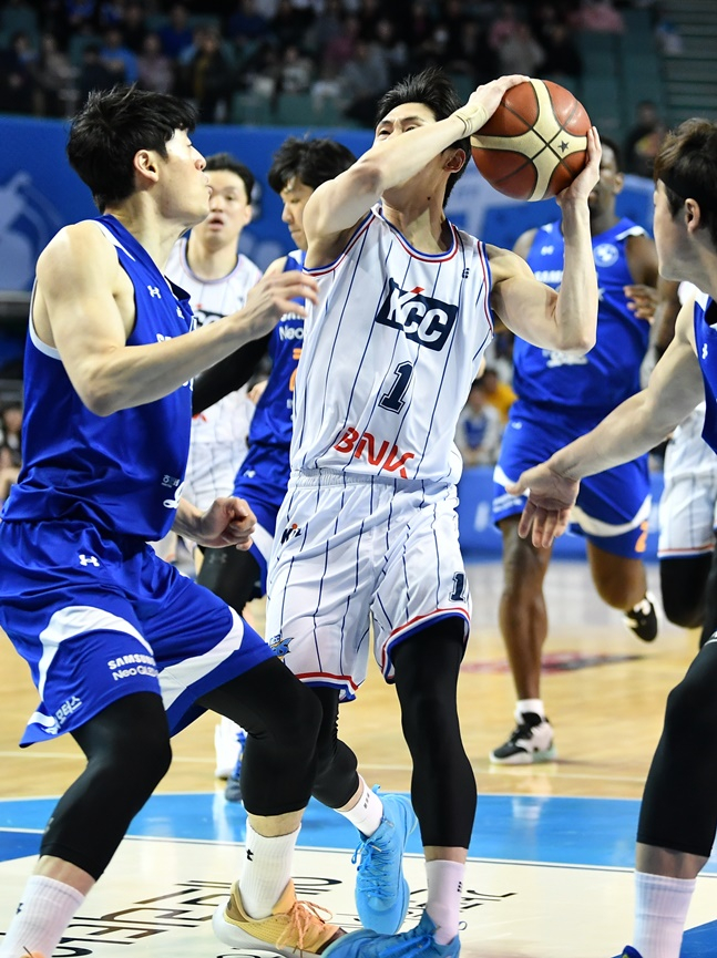 KCC 이호현(왼쪽 2번째)이 21일 삼성전에서 1쿼터 도중 왼쪽 발목을 다쳤다. /사진=KBL