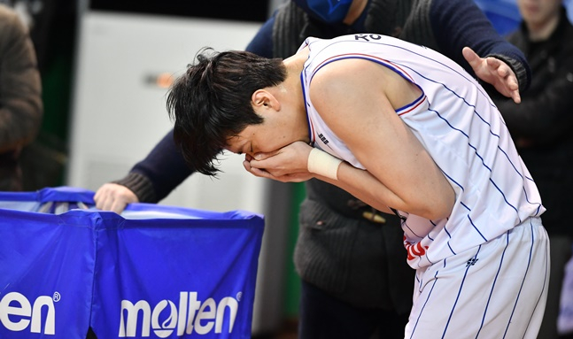 KCC 정창영이 21일 삼성전에서 3쿼터 도중 코를 다친 후 고통스러워 하고 있다. /사진=KBL