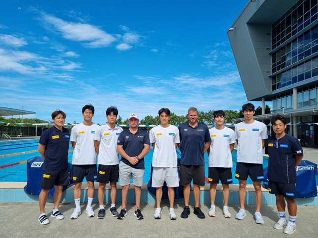 대한수영연맹 특별전략 육성선수단. 왼쪽부터 전동현 코치, 황선우, 이호준, 마이클 팔페리 코치, 김우민, 마이클 세이지 코치, 이유연, 양재훈, 박지훈 트레이너. /사진=올댓스포츠