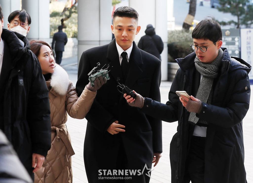 마약류 관리에 관한 법률 위반(향정) 등 혐의로 기소된 배우 유아인(본명 엄홍식)이 22일 오전 서울 서초구 중앙지법에서 열린 공판에 출석하고 있다. 유아인은 지난해 10월 프로포폴 상습 투약, 타인 명의 수면제 불법 처방 매수, 대마흡연 및 교사, 증거인멸교사 등 혐의로 불구속 기소됐다. 2024.01.22 /사진=김창현