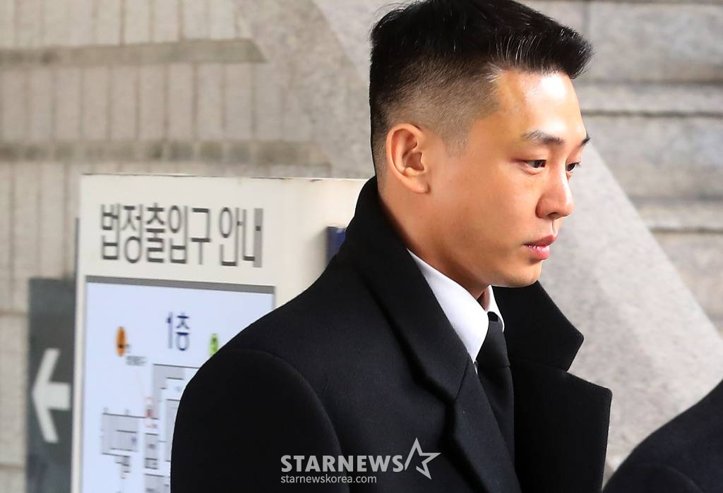 마약류 관리에 관한 법률 위반(향정) 등 혐의로 기소된 배우 유아인(본명 엄홍식)이 22일 오전 서울 서초구 중앙지법에서 열린 공판을 마친 뒤 차량으로 향하고 있다. 유아인은 지난해 10월 프로포폴 상습 투약, 타인 명의 수면제 불법 처방 매수, 대마흡연 및 교사, 증거인멸교사 등 혐의로 불구속 기소됐다. 2024.01.22 /사진=김창현