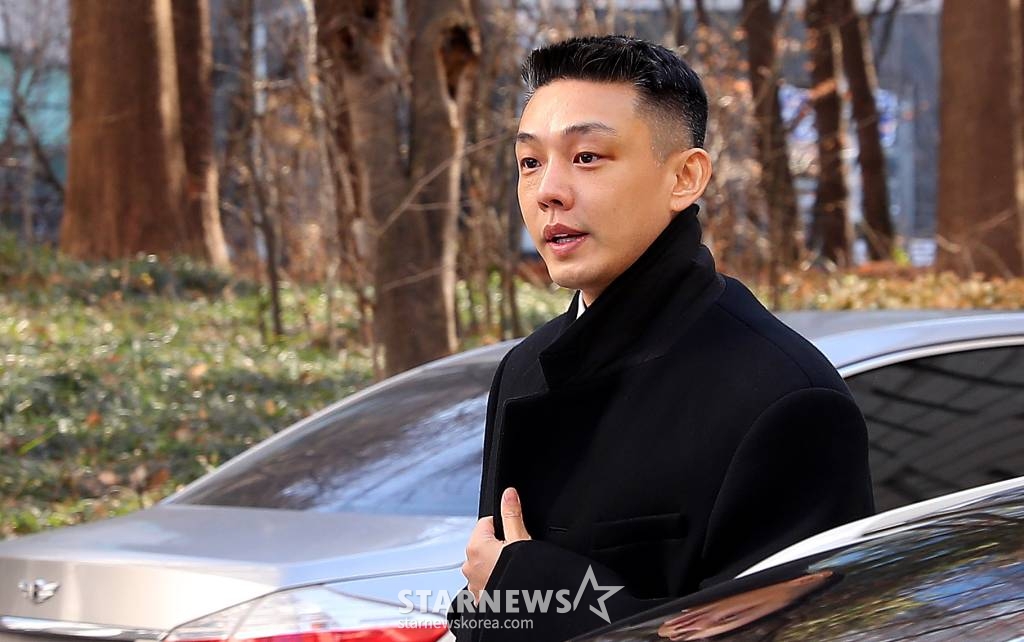 마약류 관리에 관한 법률 위반(향정) 등 혐의로 기소된 배우 유아인(본명 엄홍식)이 22일 오전 서울 서초구 중앙지법에서 열린 공판을 마친 뒤 차량으로 향하고 있다. 유아인은 지난해 10월 프로포폴 상습 투약, 타인 명의 수면제 불법 처방 매수, 대마흡연 및 교사, 증거인멸교사 등 혐의로 불구속 기소됐다. 2024.01.22 /사진=김창현