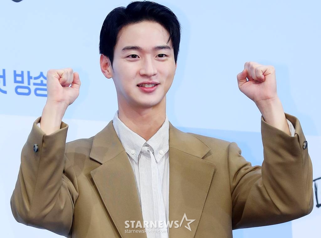배우 장동윤이 20일 오후 서울 신도림동 디큐브시티 더세인트에서 진행된 ENA 수목드라마 '모래에도 꽃이 핀다' 제작발표회에 참석해 포즈를 취하고 있다. '모래에도 꽃이 핀다'는 20년째 떡잎인 씨름 신동 김백두(장동윤 분)와 소싯적 골목대장 오유경(이주명 분)이 다시 만나며 벌어지는 청춘 성장 로맨스다. 2023.12.20 /사진=김창현