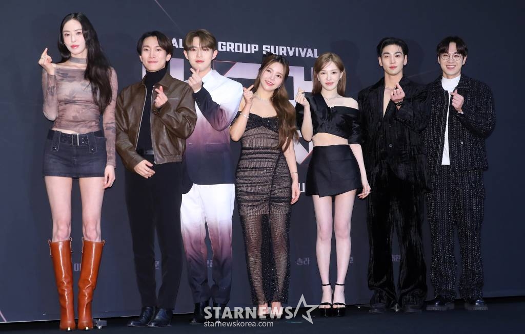 배우 이다희, 가수 서은광, 김재환, 솔라, 웬디, 백호, 이석훈이 24일 오전 서울 마포구 상암동 CJ ENM에서 진행된 엠넷 '빌드업: 보컬 보이그룹 서바이벌' 제작발표회에 참석해 포즈를 취하고 있다. '빌드업 : 보컬 보이그룹 서바이벌'은 엠넷이 2024년 첫 신작으로 야심차게 선보이는 프로그램이다. 장르 무관 보컬에 자신있고 보컬을 사랑하는 실력자들을 조합해 4인조 보컬 보이그룹으로 완성시키는 신개념 보컬 보이그룹 탄생 서바이벌이다. MC 이다희를 필두로 이석훈 백호 서은광 솔라 웬디 김재환이 심사위원으로 출연해 차세대 보컬 보이그룹 탄생의 여정을 함께한다. 2024.01.24 /사진=김창현