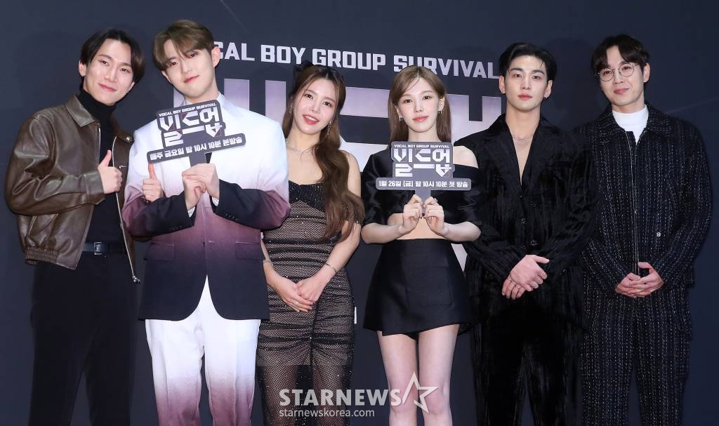 가수 서은광, 김재환, 솔라, 웬디, 백호, 이석훈이 24일 오전 서울 마포구 상암동 CJ ENM에서 진행된 엠넷 '빌드업: 보컬 보이그룹 서바이벌' 제작발표회에 참석해 포즈를 취하고 있다. '빌드업 : 보컬 보이그룹 서바이벌'은 엠넷이 2024년 첫 신작으로 야심차게 선보이는 프로그램이다. 장르 무관 보컬에 자신있고 보컬을 사랑하는 실력자들을 조합해 4인조 보컬 보이그룹으로 완성시키는 신개념 보컬 보이그룹 탄생 서바이벌이다. MC 이다희를 필두로 이석훈 백호 서은광 솔라 웬디 김재환이 심사위원으로 출연해 차세대 보컬 보이그룹 탄생의 여정을 함께한다. 2024.01.24 /사진=김창현