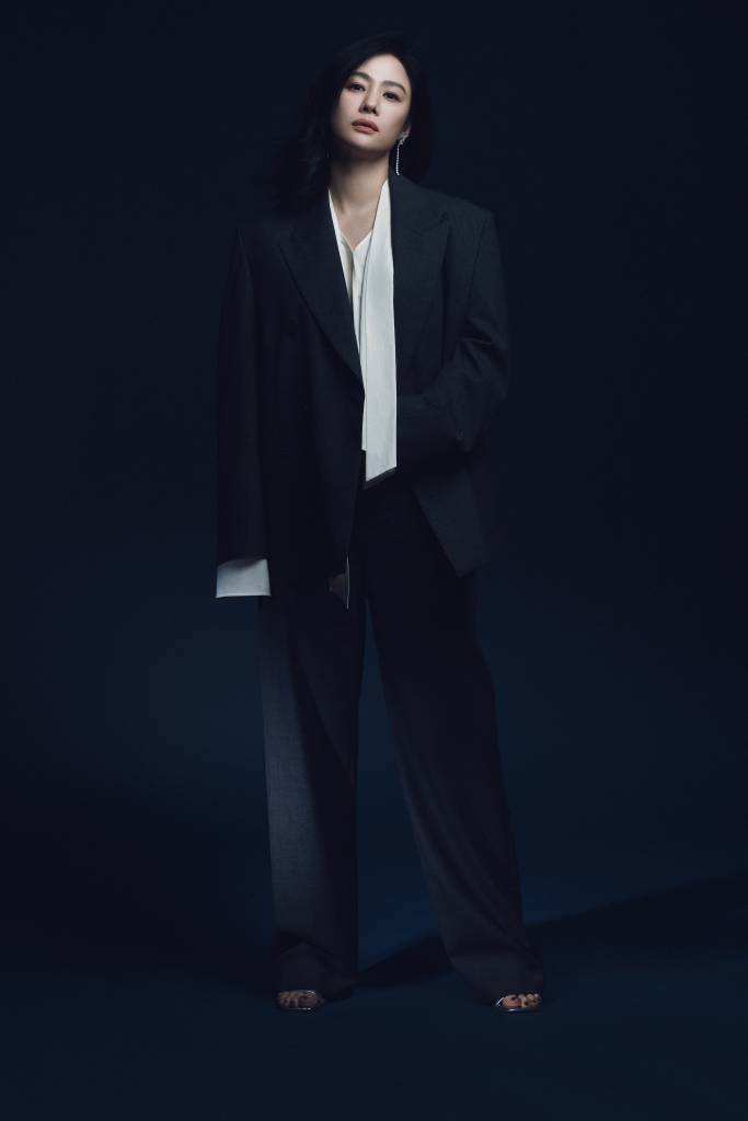 배우 김현주가 23일 오후 서울 종로구 삼청동의 한 카페에서 진행된 넷플릭스 오리지널 시리즈 '선산' 관련 인터뷰를 위해 포즈를 취하고 있다. '선산'은 존재조차 잊고 지내던 작은아버지의 죽음 후 남겨진 선산을 상속받게 되면서 불길한 일들이 연속되고 이와 관련된 비밀이 드러나며 벌어지는 이야기를 그린다. / 사진제공 = 넷플릭스 /사진=김창현