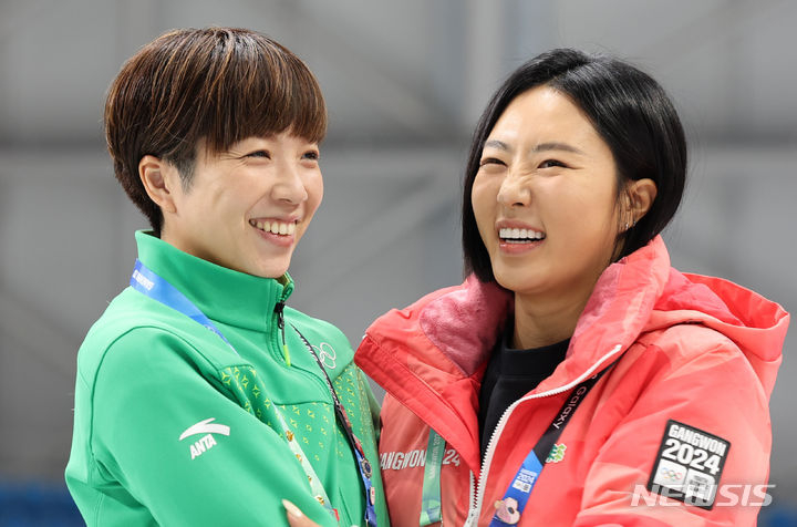 동계올림픽 스피드스케이팅 금메달리스트 이상화(오른쪽)와 고다이라 나오(일본)가 22일 2024 강원동계청소년올림픽이 열리는 강원 강릉스피드스케이팅 경기장에서 만나 다정하게 포옹하고 있다. /사진=뉴시스