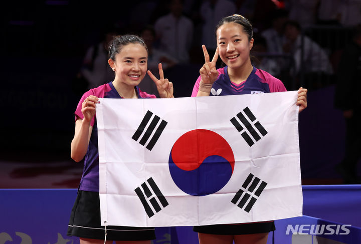 지난해 10월 2일 열린 2022 항저우 아시안게임 탁구 여자 복식 결승에서 북한 조를 4-1로 물리치고 금메달을 따낸 뒤 기뻐하는 전지희(왼쪽)와 신유빈. /사진=뉴시스