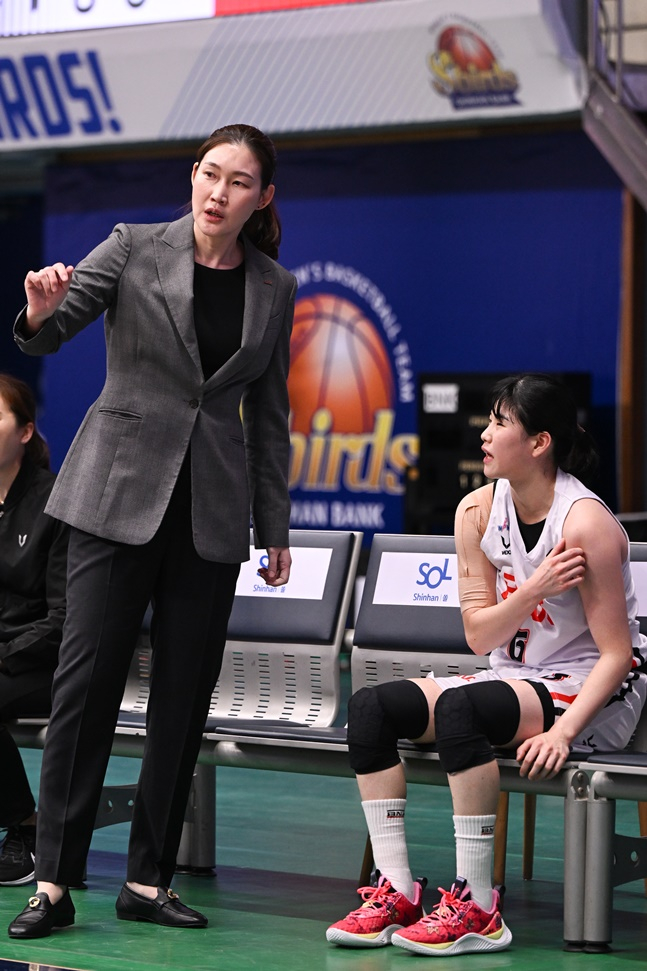 BNK 박정은 감독(왼쪽)과 이소희. /사진=WKBL