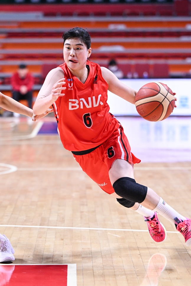 돌파를 시도하는 이소희. /사진=WKBL