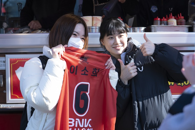 팬과 사진촬영을 하는 이소희(오른쪽). /사진=WKBL