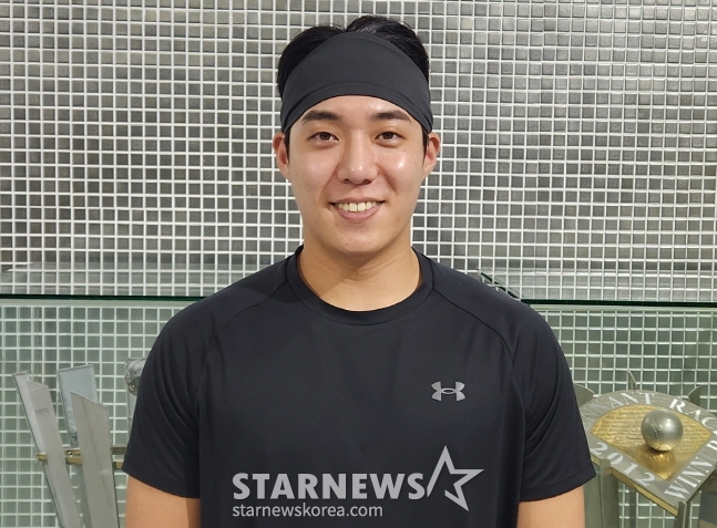 삼성 라이온즈파크에서 훈련 후 인터뷰를 마치고 카메라 앞에서 미소를 짓고 있는 원태인. /사진=안호근 기자