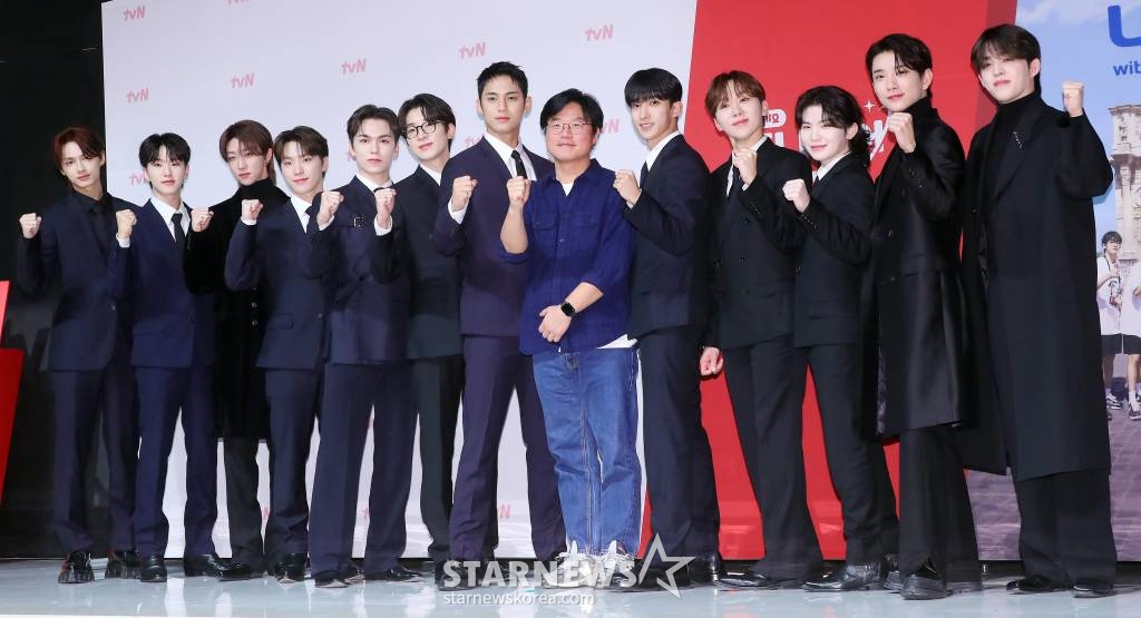 그룹 세븐틴, 나영석 PD가 3일 오후 서울 강남구 논현동 엘리에나호텔에서 진행된 tvN 예능 '나나투어 with 세븐틴' 제작발표회에 참석해 포즈를 취하고 있다. '나나투어 with 세븐틴'은, 가이드로 재취업한 여행 예능 20년 차 베테랑 'NA이드'(나영석 PD)와 함께 여름의 이탈리아로 떠난 데뷔 9년 차 세븐틴의 진한 '우정 여행기'를 담은 버라이어티 예능 프로그램이다. 오는 5일 첫 방송. 2024.01.03 /사진=김창현