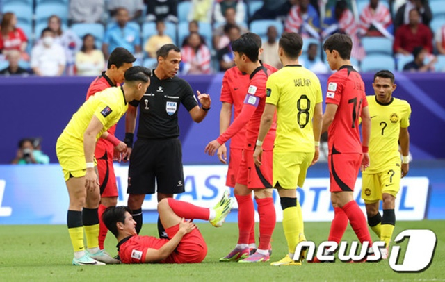 상대 태클에 걸려 아파하는 이강인(왼쪽에서 두 번째). /사진=뉴스1 제공