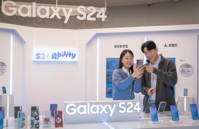 SKT는 26일부터 삼성전자의 첫 갤럭시 AI폰 '갤럭시S24 시리즈'의 사전 개통을 시작한다고 밝혔다.