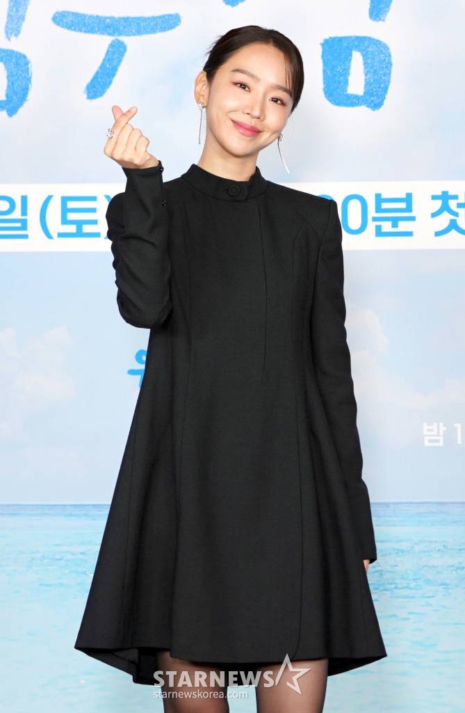 배우 신혜선이 1일 오후 온라인으로 진행된 JTBC 토일드라마 '웰컴투 삼달리' 제작발표회에 참석해 포즈를 취하고 있다. '웰컴투 삼달리'는 한라산 자락 어느 개천에서 난 용, '삼달'이 모든 걸 잃고 추락한 뒤, 개천을 소중히 지켜온 '용필'과 고향의 품으로 다시 돌아와 숨을 고르며 사랑도 찾는 청정 짝꿍 로맨스다. 오는 2일 첫 방송. / 사진제공 = JTBC /사진=김창현