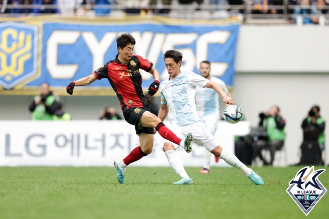 FC서울은 27일 '구단 레전드' 기성용과 재계약을 공식 발표했다. 기성용은 지난 2006년 17세 나이로 서울에서 프로 데뷔해 2009년까지 뛴 후 셀틱FC와 스완지시티, 선덜랜드, 뉴캐슬 유나이티드 등에서 뛰며 세계적인 선수로 성장했다. 11년간의 유럽 생활을 끝내고 2020년 다시 서울 유니폼을 입고 서울에서만 통산 207경기 출전 15골 20도움을 올렸다. 사진은 기성용(오른쪽)의 경기 모습. /사진=한국프로축구연맹.