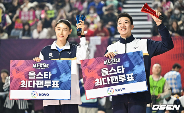 김연경(왼쪽)과 신영석이 2023~2024 도드람 V리그 올스타전을 앞두고 올스타 최다 팬 투표상을 수상하고 관중들에게 손을 흔들며 화답하고 있다.