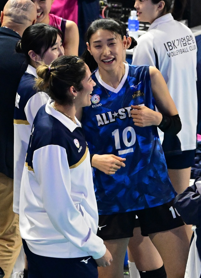 김연경(오른쪽). /사진=한국배구연맹