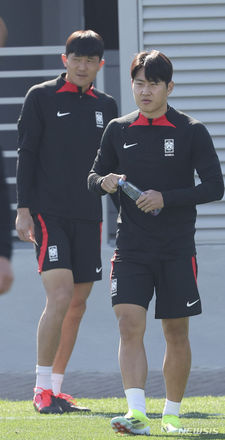 이강인은 AFC가 26일(한국시간) 선정한 2023 아시안컵 조별리그 1차전 베스트11으로 뽑혔다. 뿐만 아니라 AFP가 뽑은 아시안컵 조별리그를 빛낸 5명에도 이름을 올렸다. 조별리그에서 총 3골을 넣은 이강인은 클린스만호 핵심으로 자리 잡았다. 사진은 김민재(왼쪽)와 이강인. /사진=뉴시스