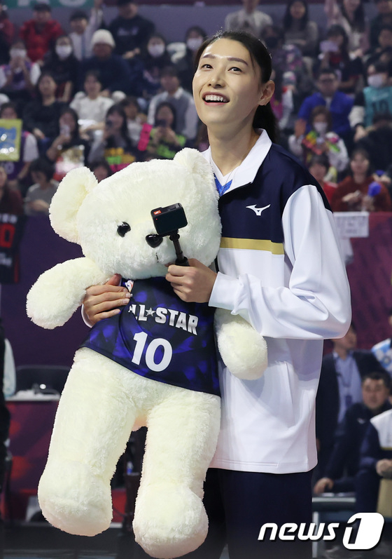 김연경이 27일 인천 삼산체육관에서 열린 도드람 2023~2024 V리그 올스타전에서 미소 짓고 있다. /사진=뉴스1