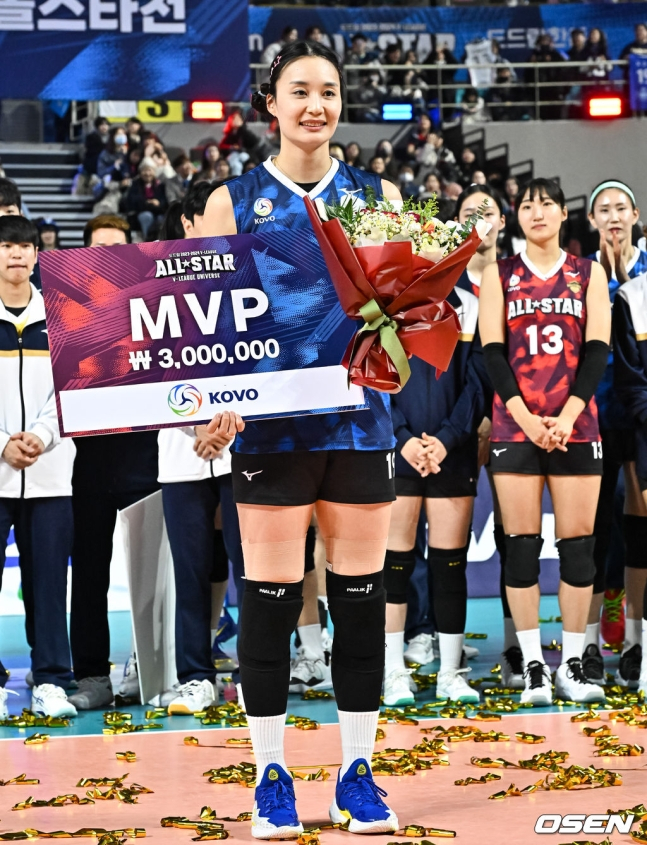 표승주가 27일 인천 삼산체육관에서 열린 도드람 2023~2024 V리그 올스타전에서 MVP 수상하고 있다.