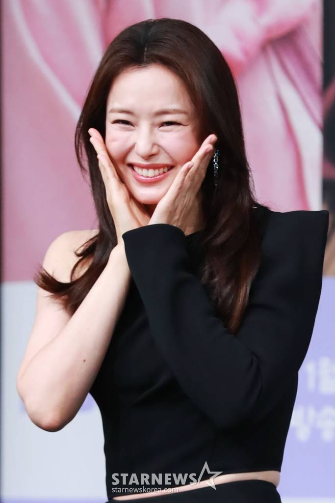 배우 이하늬가 12일 오후 서울 상암동 MBC 골든마우스홀에서 진행된 드라마 '밤에 피는 꽃' 제작발표회에 참석해 포즈를 취하고 있다. '밤에 피는 꽃'은 밤이 되면 담을 넘는 십오 년 차 수절과부 조여화(이하늬 분)와 사대문 안 모두가 탐내는 갓벽남 종사관 박수호(이종원 분)의 담 넘고 선 넘는 아슬아슬 코믹 액션 사극이다. /2024.01.12 /사진=이동훈