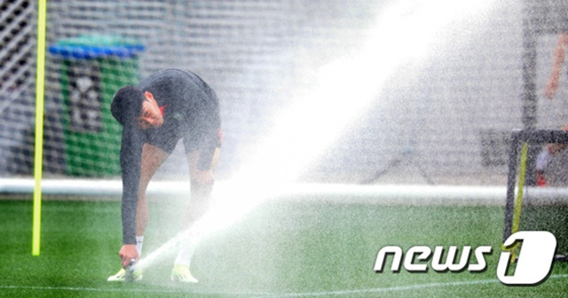 스프링클러로 장난치는 손흥민. /사진=뉴스1 제공