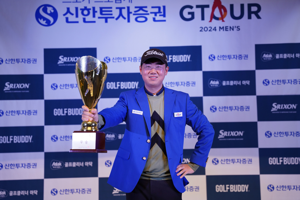 ‘2024 신한투자증권 GTOUR MEN’S’ 1차 결선 시상식에서 우승자 김용석2가 세레머니를 하고 있다.