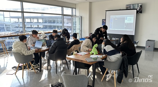 창원NC파크 스카이박스에서 코딩 과제를 수행하는 학생들. /사진=NC 다이노스 제공