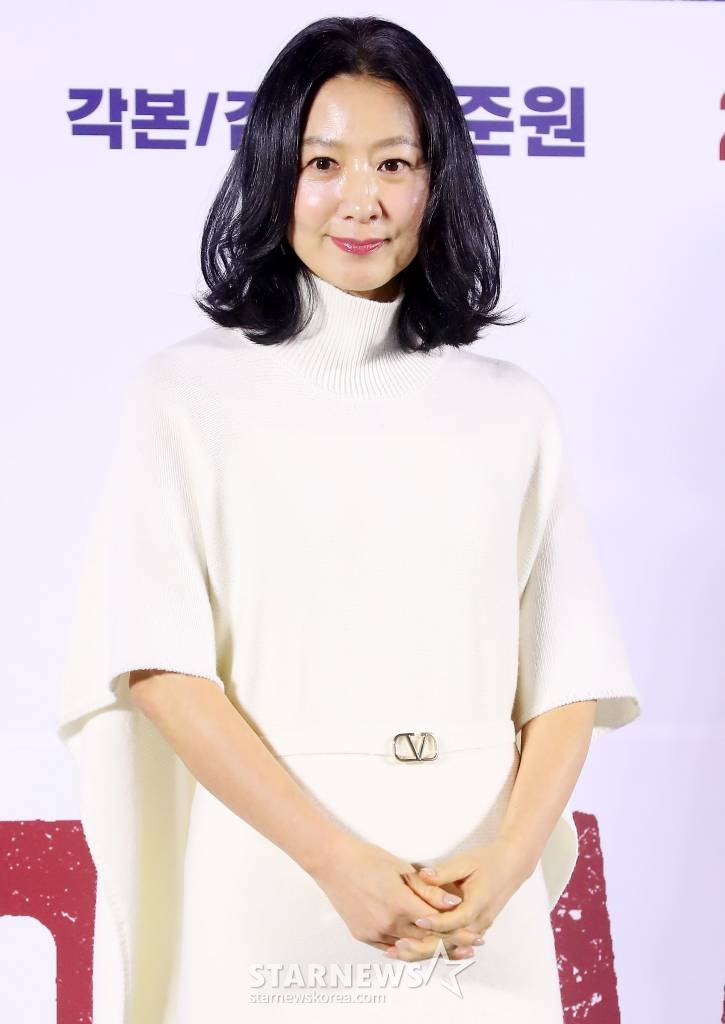 배우 김희애가 19일 오전 서울 성동구 메가박스 성수에서 진행된 영화 '데드맨' 제작보고회에 참석해 포즈를 취하고 있다. '데드맨'은 이름값으로 돈을 버는 일명 바지사장계의 에이스가 1000억 원 횡령 누명을 쓰고 '죽은 사람'으로 살아가게 된 후 이름 하나로 얽힌 사람들과 빼앗긴 인생을 되찾기 위해 추적에 나서는 이야기를 그린 영화다. 내달 7일 개봉. 2024.01.19 /사진=김창현