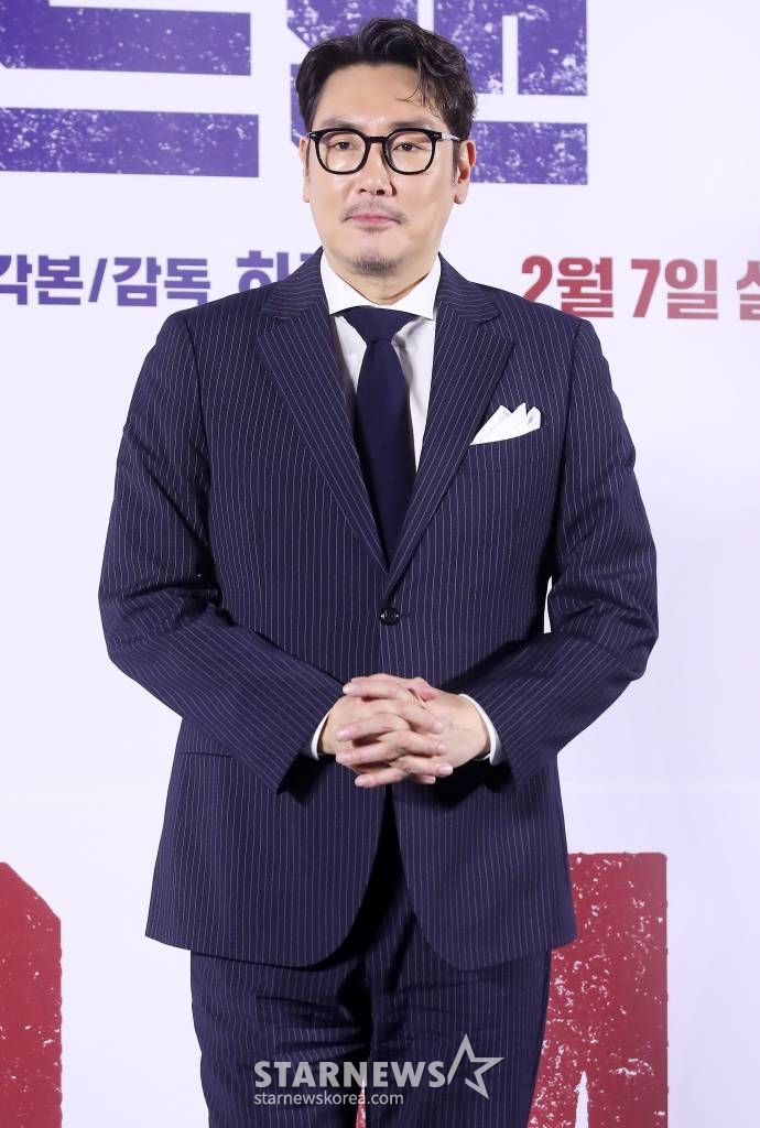 배우 조진웅이 19일 오전 서울 성동구 메가박스 성수에서 진행된 영화 '데드맨' 제작보고회에 참석해 포즈를 취하고 있다. '데드맨'은 이름값으로 돈을 버는 일명 바지사장계의 에이스가 1000억 원 횡령 누명을 쓰고 '죽은 사람'으로 살아가게 된 후 이름 하나로 얽힌 사람들과 빼앗긴 인생을 되찾기 위해 추적에 나서는 이야기를 그린 영화다. 내달 7일 개봉. 2024.01.19 /사진=김창현