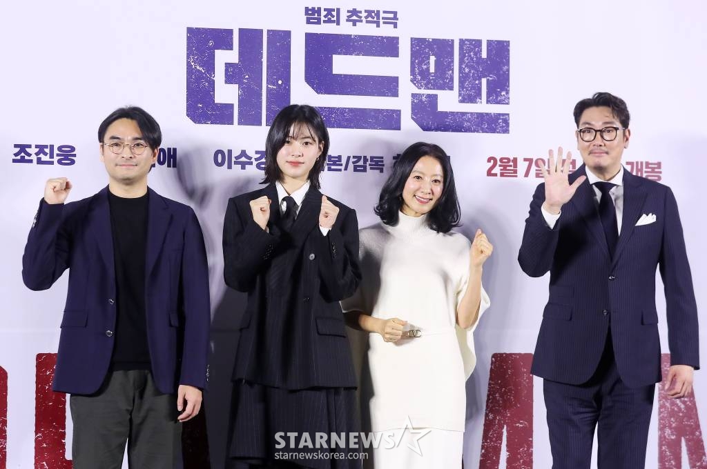 하준원 감독, 배우 이수경, 김희애, 조진웅이 19일 오전 서울 성동구 메가박스 성수에서 진행된 영화 '데드맨' 제작보고회에 참석해 포즈를 취하고 있다. '데드맨'은 이름값으로 돈을 버는 일명 바지사장계의 에이스가 1000억 원 횡령 누명을 쓰고 '죽은 사람'으로 살아가게 된 후 이름 하나로 얽힌 사람들과 빼앗긴 인생을 되찾기 위해 추적에 나서는 이야기를 그린 영화다. 내달 7일 개봉. 2024.01.19 /사진=김창현