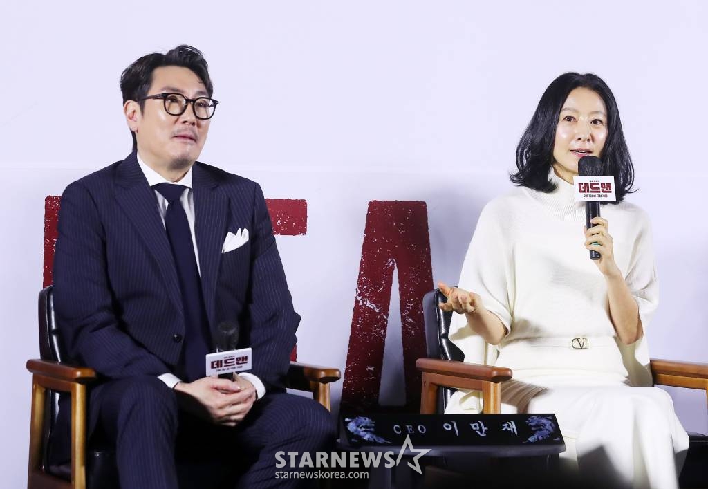 배우 김희애가 19일 오전 서울 성동구 메가박스 성수에서 진행된 영화 '데드맨' 제작보고회에 참석해 취재진 질의에 답하고 있다. '데드맨'은 이름값으로 돈을 버는 일명 바지사장계의 에이스가 1000억 원 횡령 누명을 쓰고 '죽은 사람'으로 살아가게 된 후 이름 하나로 얽힌 사람들과 빼앗긴 인생을 되찾기 위해 추적에 나서는 이야기를 그린 영화다. 내달 7일 개봉. 2024.01.19 /사진=김창현