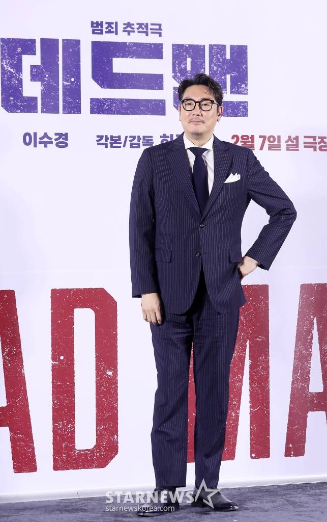 배우 조진웅이 19일 오전 서울 성동구 메가박스 성수에서 진행된 영화 '데드맨' 제작보고회에 참석해 포즈를 취하고 있다. '데드맨'은 이름값으로 돈을 버는 일명 바지사장계의 에이스가 1000억 원 횡령 누명을 쓰고 '죽은 사람'으로 살아가게 된 후 이름 하나로 얽힌 사람들과 빼앗긴 인생을 되찾기 위해 추적에 나서는 이야기를 그린 영화다. 내달 7일 개봉. 2024.01.19 /사진=김창현