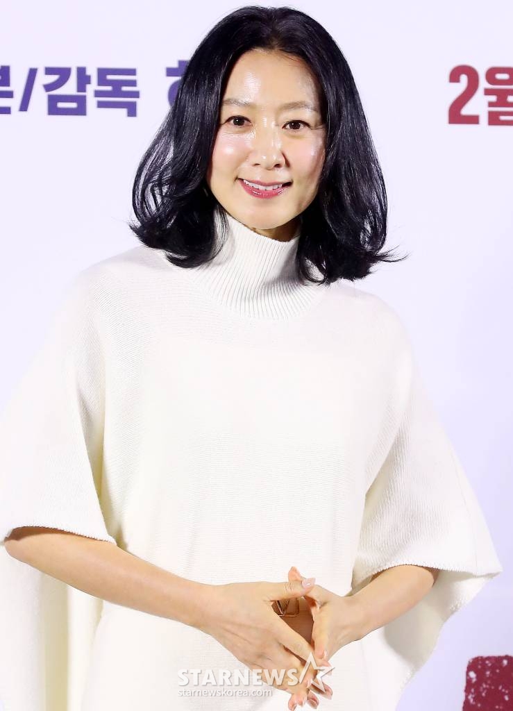 배우 김희애가 19일 오전 서울 성동구 메가박스 성수에서 진행된 영화 '데드맨' 제작보고회에 참석해 포즈를 취하고 있다. '데드맨'은 이름값으로 돈을 버는 일명 바지사장계의 에이스가 1000억 원 횡령 누명을 쓰고 '죽은 사람'으로 살아가게 된 후 이름 하나로 얽힌 사람들과 빼앗긴 인생을 되찾기 위해 추적에 나서는 이야기를 그린 영화다. 내달 7일 개봉. 2024.01.19 /사진=김창현