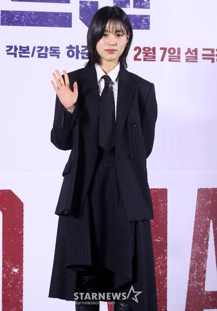 배우 이수경이 19일 오전 서울 성동구 메가박스 성수에서 진행된 영화 '데드맨' 제작보고회에 참석해 포즈를 취하고 있다. '데드맨'은 이름값으로 돈을 버는 일명 바지사장계의 에이스가 1000억 원 횡령 누명을 쓰고 '죽은 사람'으로 살아가게 된 후 이름 하나로 얽힌 사람들과 빼앗긴 인생을 되찾기 위해 추적에 나서는 이야기를 그린 영화다. 내달 7일 개봉. 2024.01.19 /사진=김창현