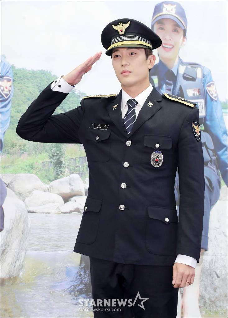 배우 강경준이 8일 오후 서울 마포구 상암동 스탠포드서울에서 열린 MBC에브리원 리얼리티 예능 '시골경찰4' 제작발표회에 참석해 포즈를 취하고 있다. '시골경찰' 시리즈는 연예인들이 직접 시골 마을 순경으로 생활하며 모든 민원을 처리해 나가는 모습을 그린 리얼리티 프로그램이다. /사진=김창현 기자 chmt@