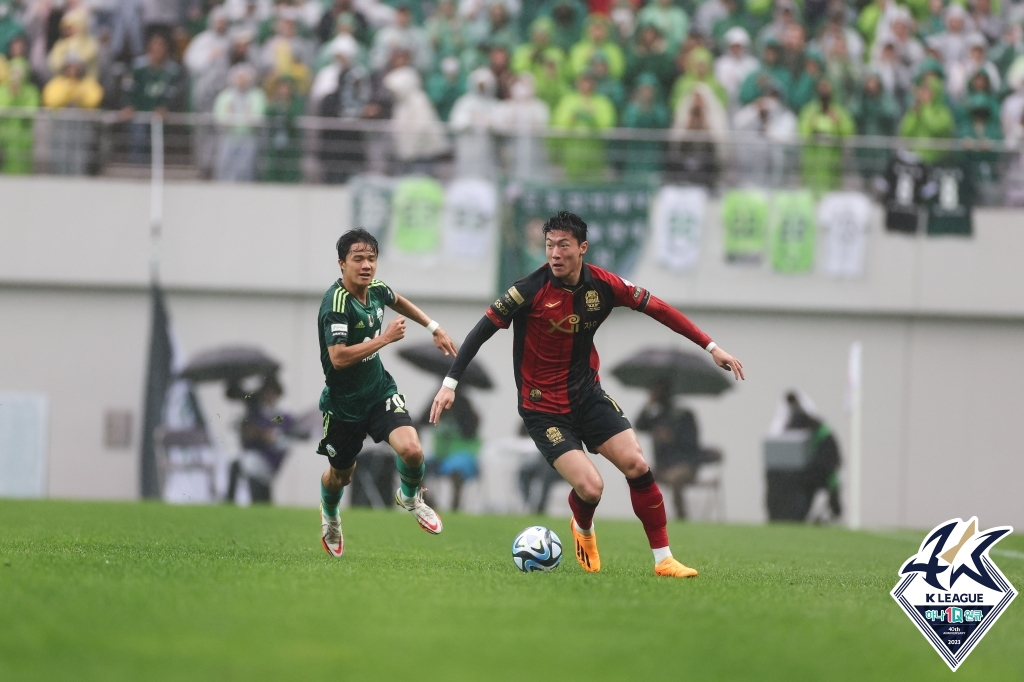 전북 현대와 경기에 출전한 황의조. /사진제공=한국프로축구연맹
