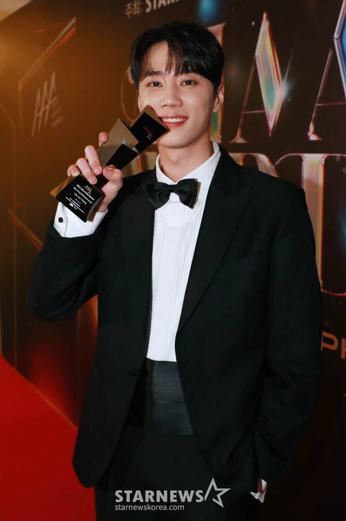 배우 이준영이 지난해 12월 14일 필리핀 아레나에서 열린 '2023 아시아 아티스트 어워즈 인 필리핀'(2023 Asia Artist Awards IN THE PHILIPPINES, 이하 '2023 AAA')에서 AAA 베스트 액팅 퍼포먼스 상을 수상한 뒤 포즈를 취하고 있다. 2023.12.14 /사진=이동훈