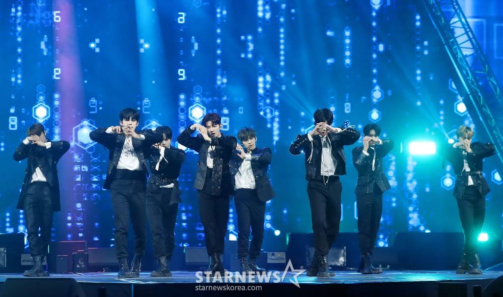 그룹 제로베이스원이 14일 필리핀 아레나에서 열린 '2023 아시아 아티스트 어워즈 인 필리핀'(2023 Asia Artist Awards IN THE PHILIPPINES, 이하 '2023 AAA')에서 멋진 무대를 선보이고 있다.2023.12.14 /사진=김창현