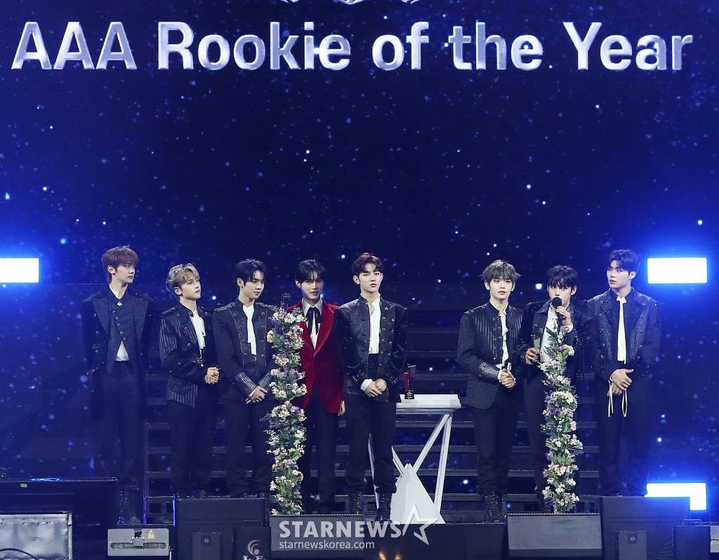 그룹 제로베이스원이 14일 필리핀 아레나에서 열린 '2023 아시아 아티스트 어워즈 인 필리핀'(2023 Asia Artist Awards IN THE PHILIPPINES, 이하 '2023 AAA')에서 AAA 신인상을 수상한 뒤 소감을 말하고 있다. 2023.12.14 /사진=김창현