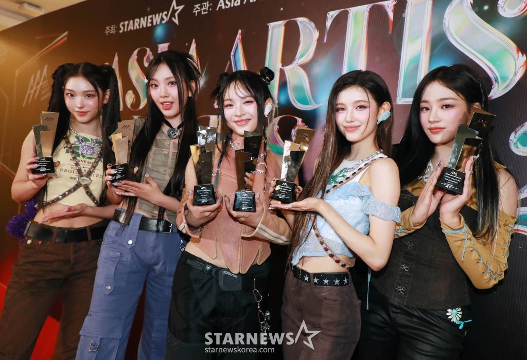 걸그룹 뉴진스가 14일 필리핀 아레나에서 열린 '2023 아시아 아티스트 어워즈 인 필리핀'(2023 Asia Artist Awards IN THE PHILIPPINES, 이하 '2023 AAA')에서 AAA 핫트렌드, 아시아 셀러브리티, 페뷸러스, 베스트 초이스, 올해의 가수, 올해의 노래상을 수상한 뒤 포즈를 취하고 있다. '2023 AAA'는 스타뉴스가 주최하고 Asia Artist Awards 조직위원회, TONZ 엔터테인먼트, PULP Live World가 공동 주관한다. 그룹 아이브(IVE) 장원영, 가수 강다니엘, 그룹 제로베이스원 성한빈이 MC를 맡았다. 2023.12.14 /사진=이동훈