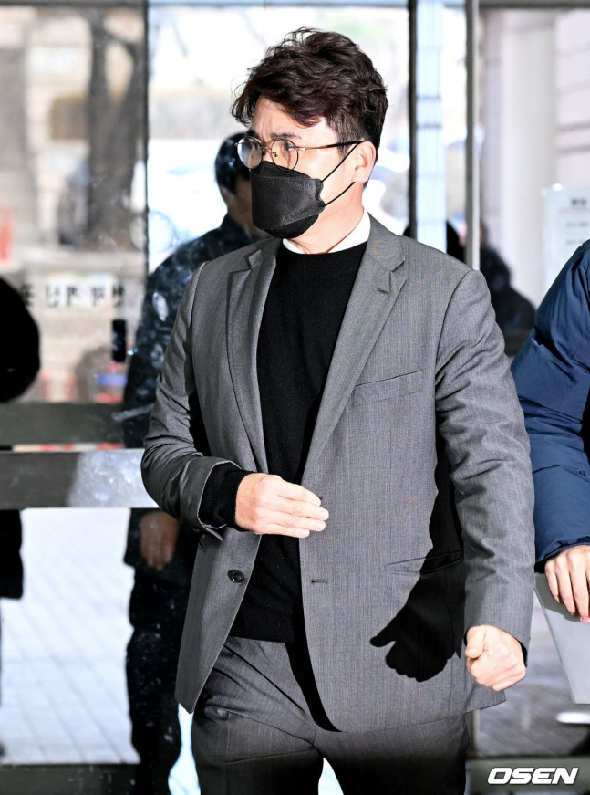 장정석 전 KIA 단장이 30일 서울중앙지법으로 영장실질심사를 받으러 들어가고 있다.