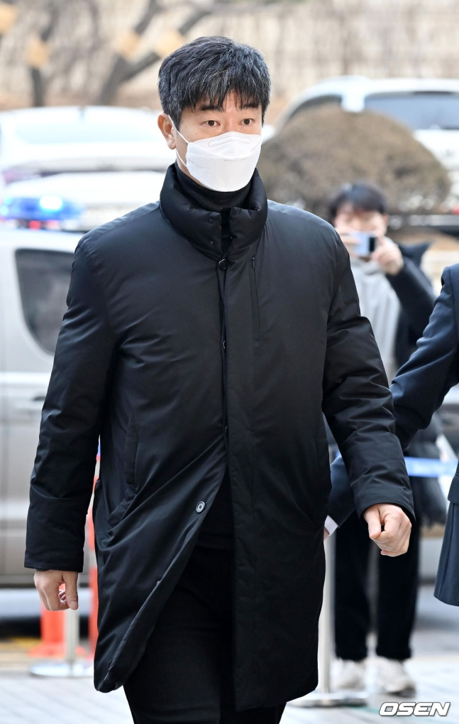 김종국 전 KIA 감독이 30일 서울중앙지법으로 영장실질심사를 받으러 들어가고 있다.