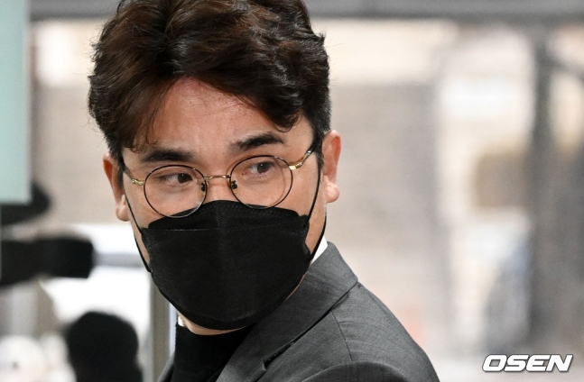 장정석 전 KIA 단장이 30일 영장실질심사를 받기 위해 서울 서초동에 위치한 서울중앙지법으로 들어서고 있다.