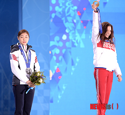 2014년 소치동계올림픽 피겨 스케이팅 여자 싱글 시상식 장면. 은메달을 딴 김연아(왼쪽)와 금메달리스트 아델리나 소트니코바. /사진=뉴시스